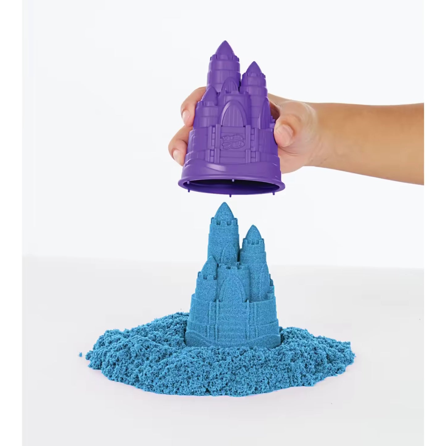 Detailfoto van blauw kinetisch zandkasteel gemaakt met paarse mal, onderdeel van kleurrijke sandbox speelset voor kinderen.
