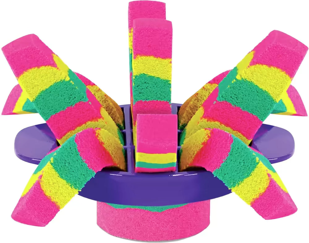 Roze, geel en groen gestreept Kinetisch zand in paarse segmentmal; kleurrijk sensorisch speelgoed voor peuters detail.