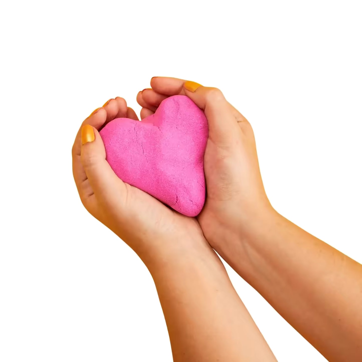 Close-up van roze kinetisch zand in hartvorm, vastgehouden door kinderhanden, zacht en veilig sensorisch speelgoed.