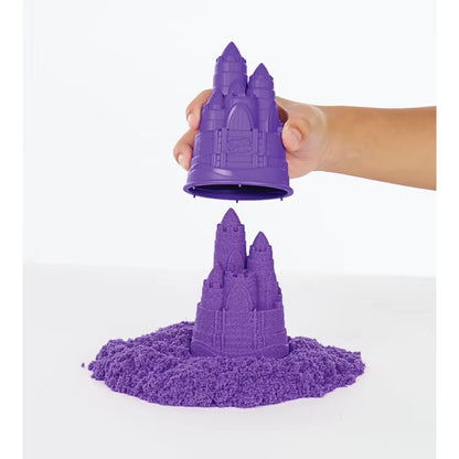Hand tilt kasteelvorm van paars kinetisch zand, onderdeel van kindvriendelijke Sandbox set Purple voor creatief spelen.