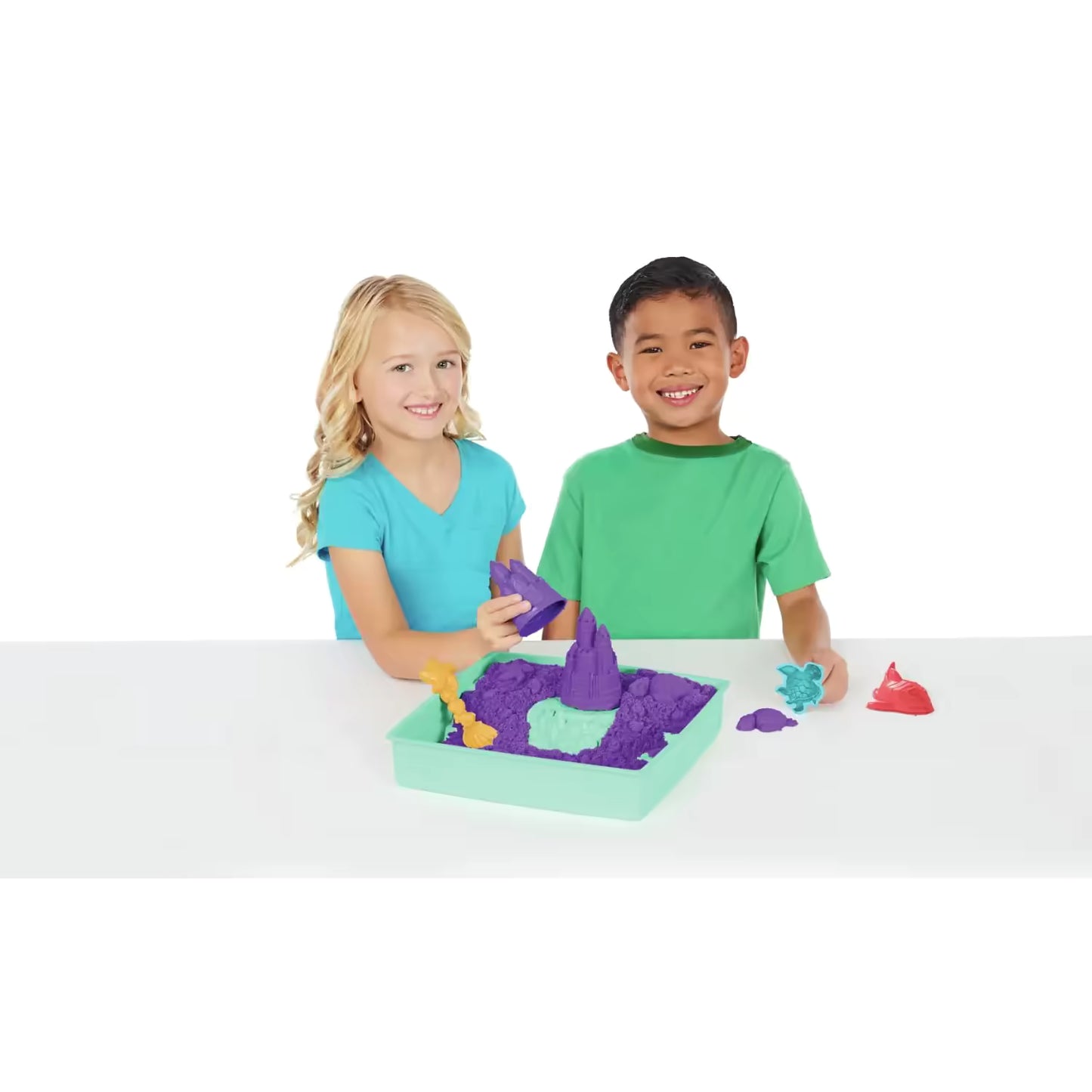 Twee kinderen bouwen zandkastelen met paars kinetisch zand uit de Sandbox set Purple, veilig speelgoed voor kinderen.