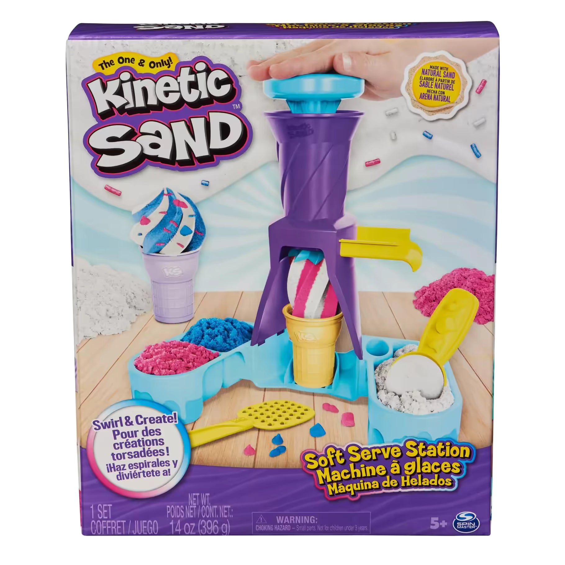 Close-up van de Kinetic Sand Soft Serve Station doos met kleurrijk kinetisch zand en speelgoed-ijshoorntjes.