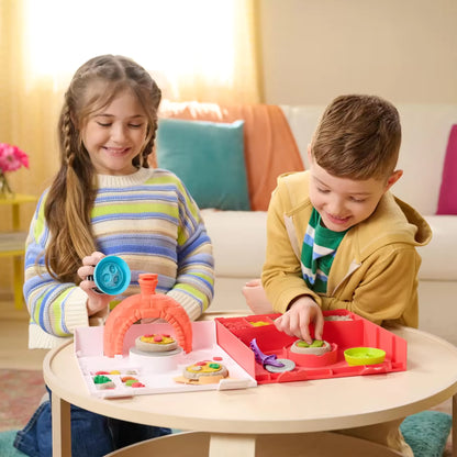 Kinderen gebruiken kindvriendelijke Squishpizza speelset met kinetisch zand voor fantasierijk rollenspel.