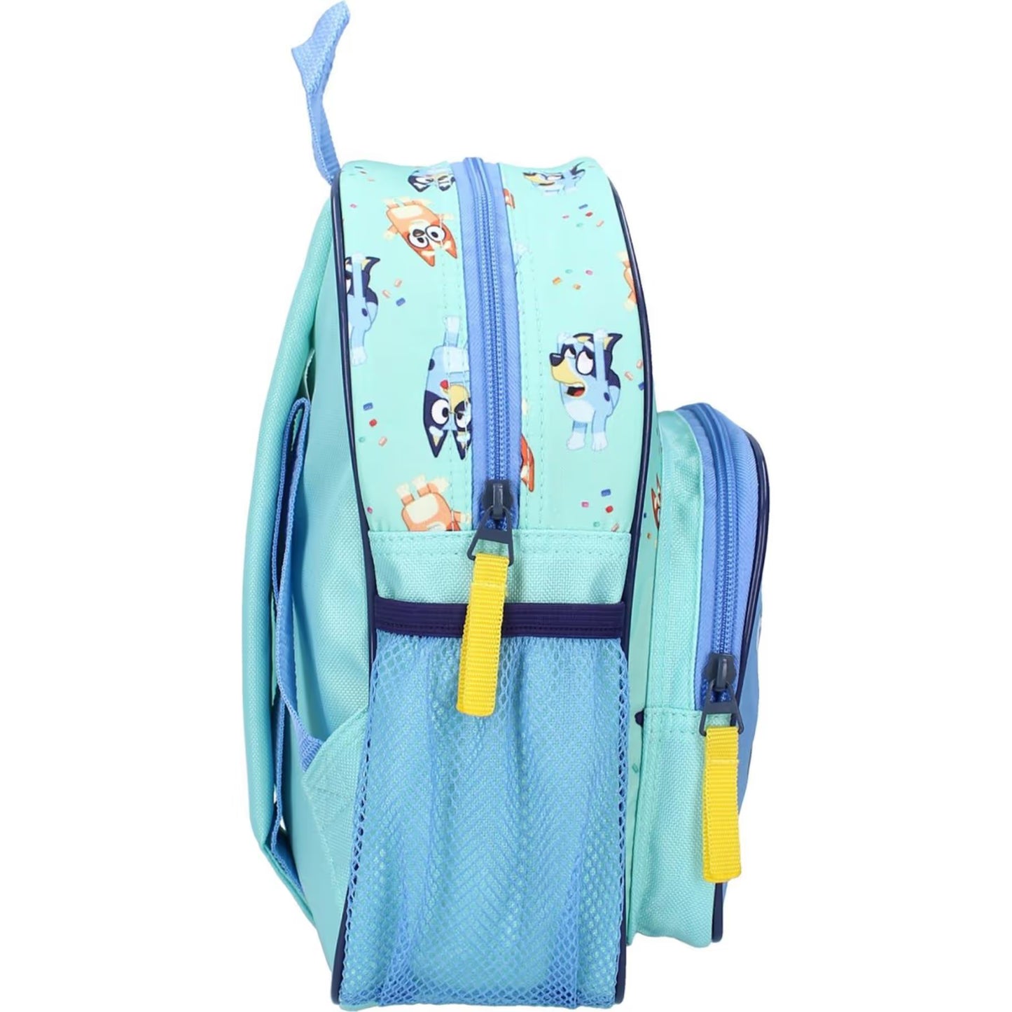 Kleine Bluey rugzak met zijaanzicht, voorzien van mesh vakken en kleurrijke prints, perfect voor peuters.