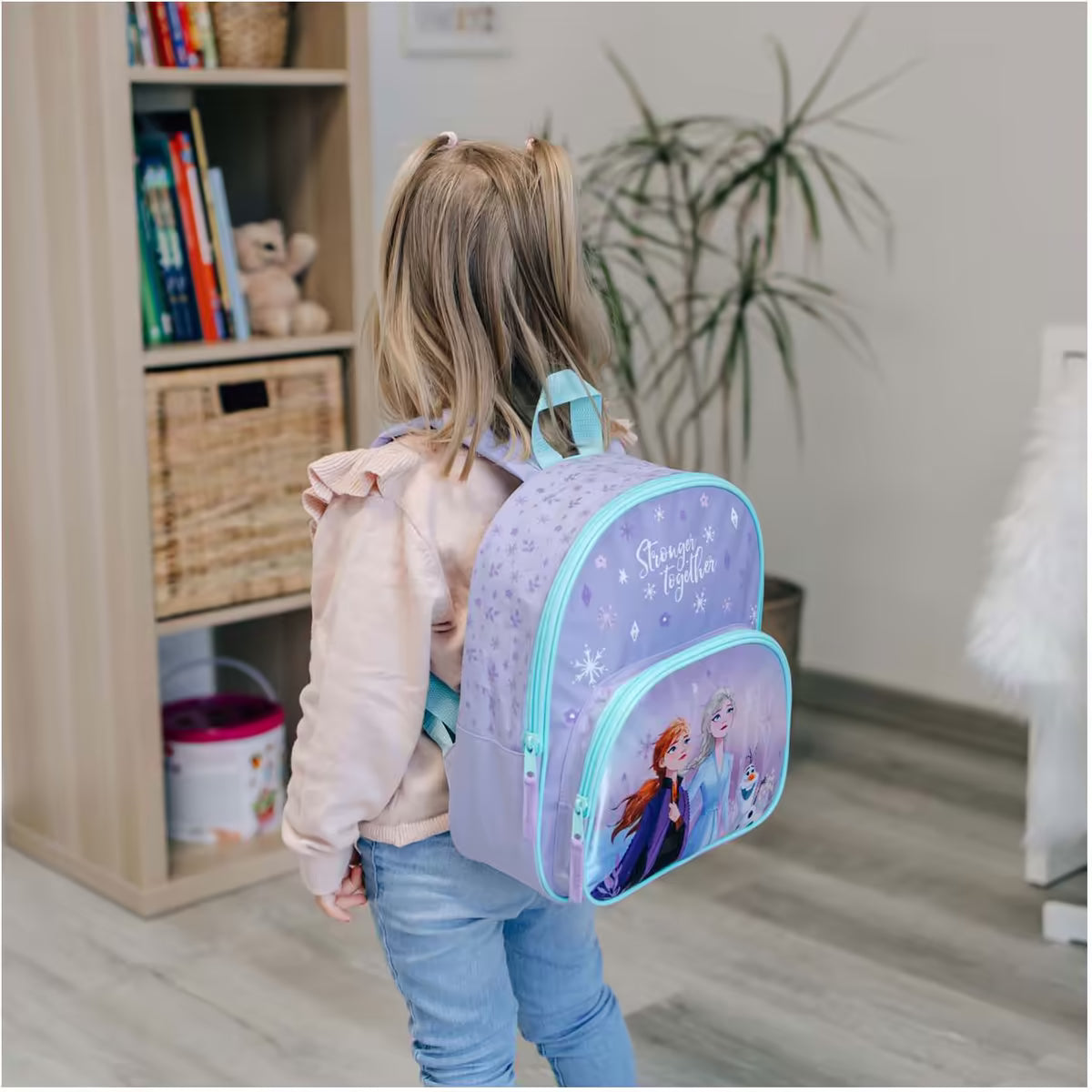 Kleine rugzak Disney Frozen met Anna, Elsa en Olaf, gedragen door meisje, ideaal back to school voor kinderen.