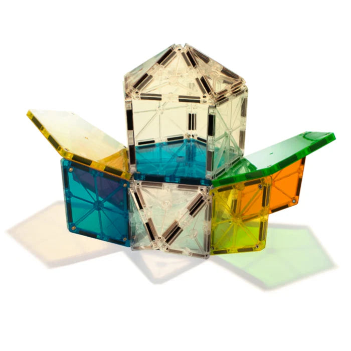 Doorschijnende magnetische Magna Tiles Polygonen vormen een 3D-vorm met vijf vijfhoekige vlakken, ideaal voor STEAM-leren.