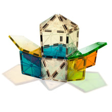 Doorschijnende magnetische Magna Tiles Polygonen vormen een 3D-vorm met vijf vijfhoekige vlakken, ideaal voor STEAM-leren.