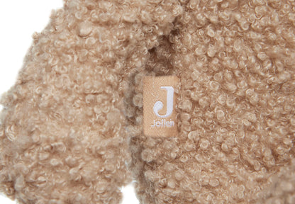 Close-up van het Jollein-label aan een biscuitkleurige teddybeer, ideaal als babycadeau of kraamcadeau.