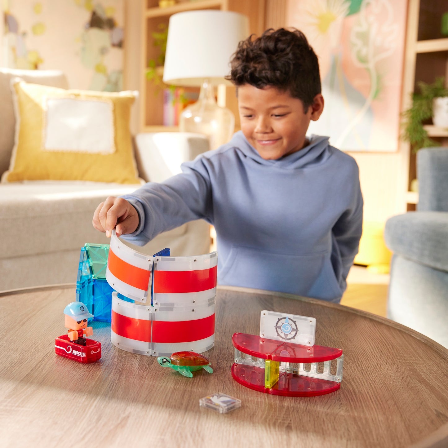 Kind speelt met Lighthouse Rescue magnetisch speelgoed inclusief vuurtorenwachter en schildpad