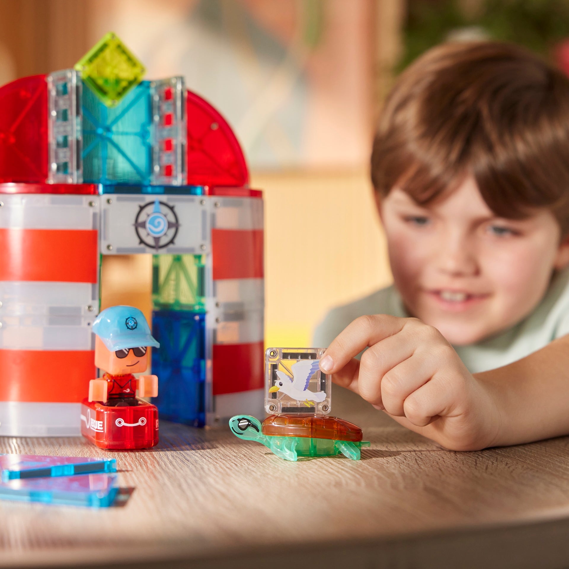 Kind speelt met Lighthouse Rescue sensorisch speelgoed met MicroMags figuren en magnetische tegels