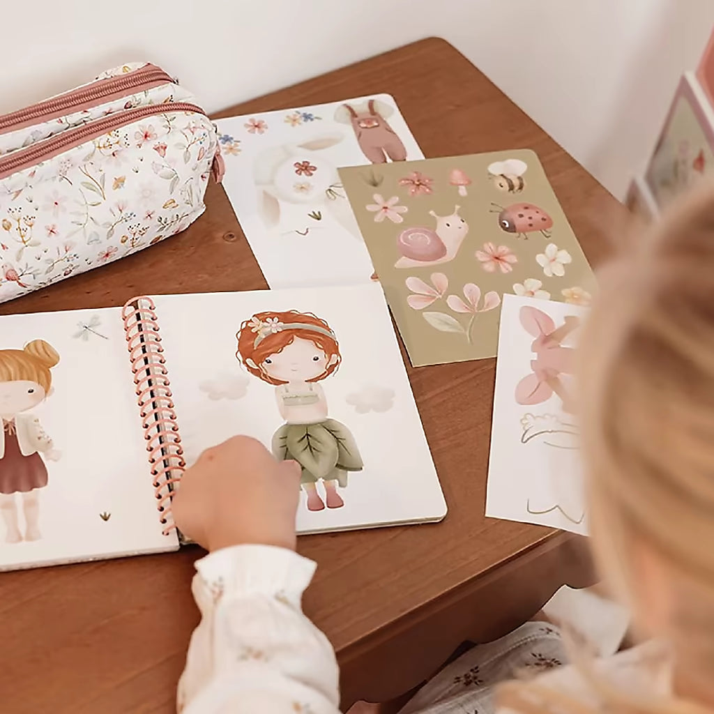 Detailfoto van stickerpagina in Little Dutch aankleedboek Fairy Garden, kind kleedt Rosa aan met bladeren en bloemen, creatief kinderboek.