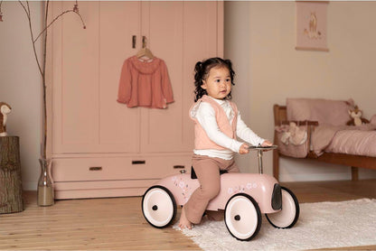 Peuter op Little Dutch auto roze in sfeervolle kinderkamer, cadeau idee voor verjaardag