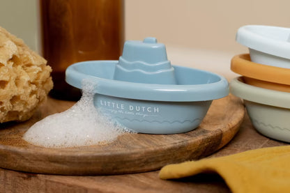 Little Dutch Bad Bootjes blauw detailfoto met schuim, ideaal badspeelgoed voor baby’s en peuters.