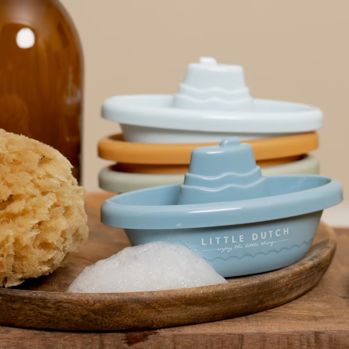 Little Dutch Bad Bootjes blauw en andere varianten, kleurrijk badspeelgoed voor baby’s en peuters.