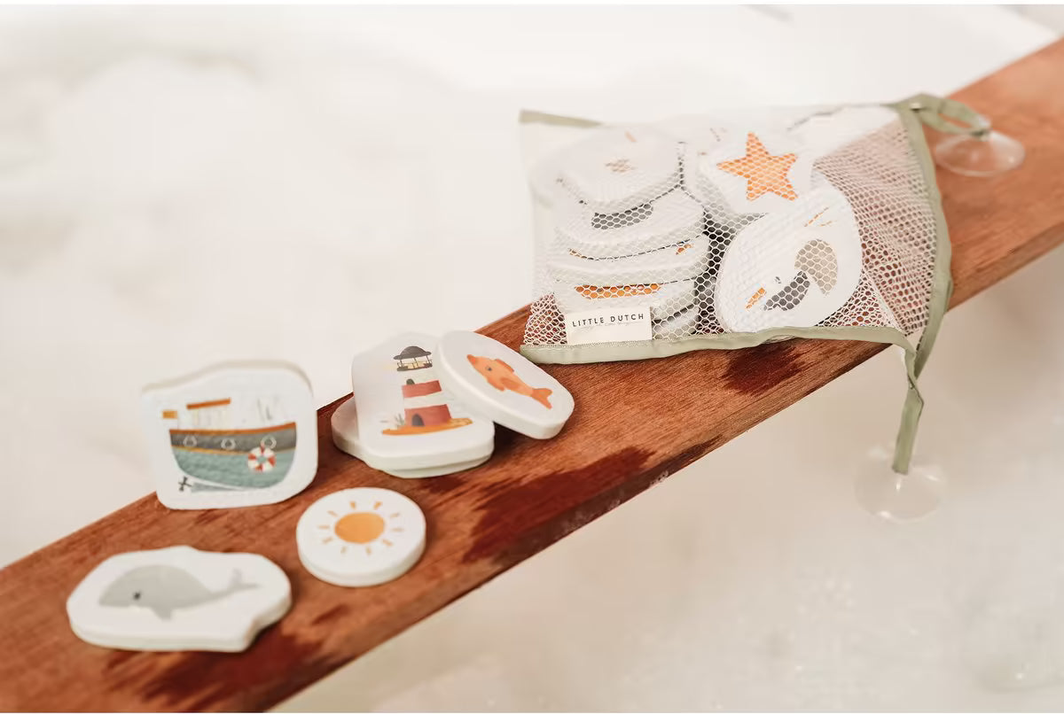 Little Dutch Bad Foam Figuren opgeborgen in handig ophangnetje, kleurrijk badspeelgoed met boten en dieren.