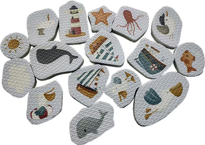 Little Dutch Bad Foam Figuren Sailors Bay set met 16 stuks, inclusief walvis, zon, vuurtoren en schepen.