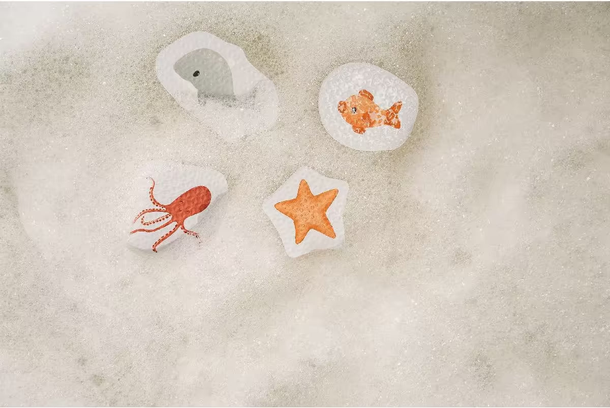 Little Dutch Bad Foam Figuren in gebruik in bad met schuim, vrolijk bad speelgoed in de vorm van zeedieren.