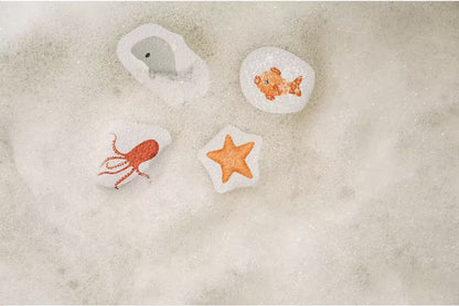 Little Dutch Bad Foam Figuren in gebruik in bad met schuim, vrolijk bad speelgoed in de vorm van zeedieren.
