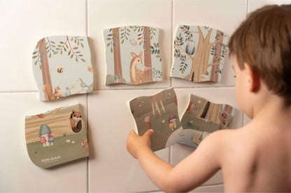 Little Dutch badpuzzel forest friends met peuter die foam puzzelstukken aan badwand plakt tijdens het spelen.