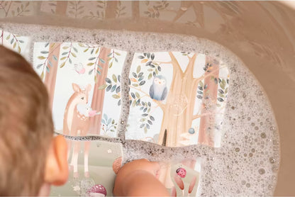 Little Dutch badpuzzel forest friends met peuter die puzzelstukjes in badschuim legt, vrolijk badspeelgoed.