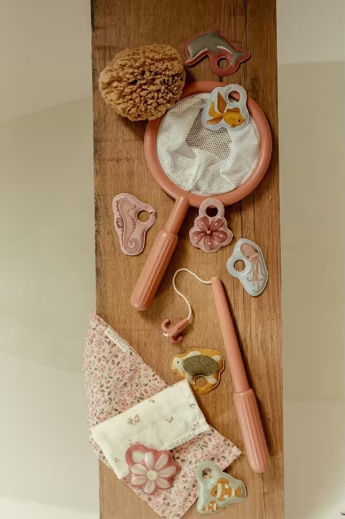 Bovenaanzicht van Little Dutch badspeelgoed visspel Girl met schepnet, hengel en kleurrijke zeedieren.