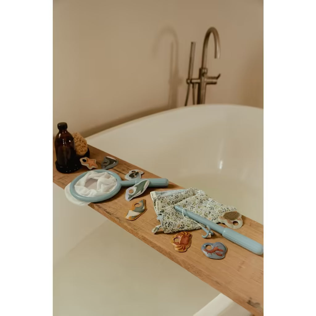 Houten zeedieren en net van Little Dutch badspeelgoed visspel op houten plank naast bad, sfeervol weergegeven.