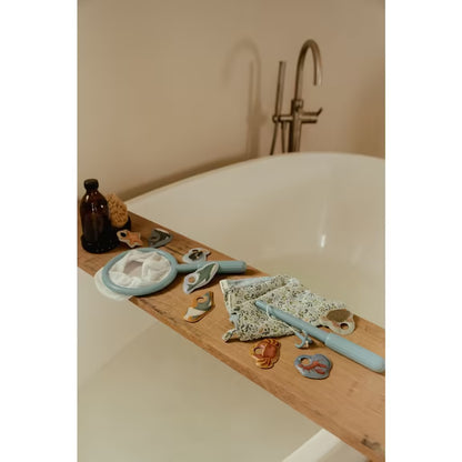 Houten zeedieren en net van Little Dutch badspeelgoed visspel op houten plank naast bad, sfeervol weergegeven.