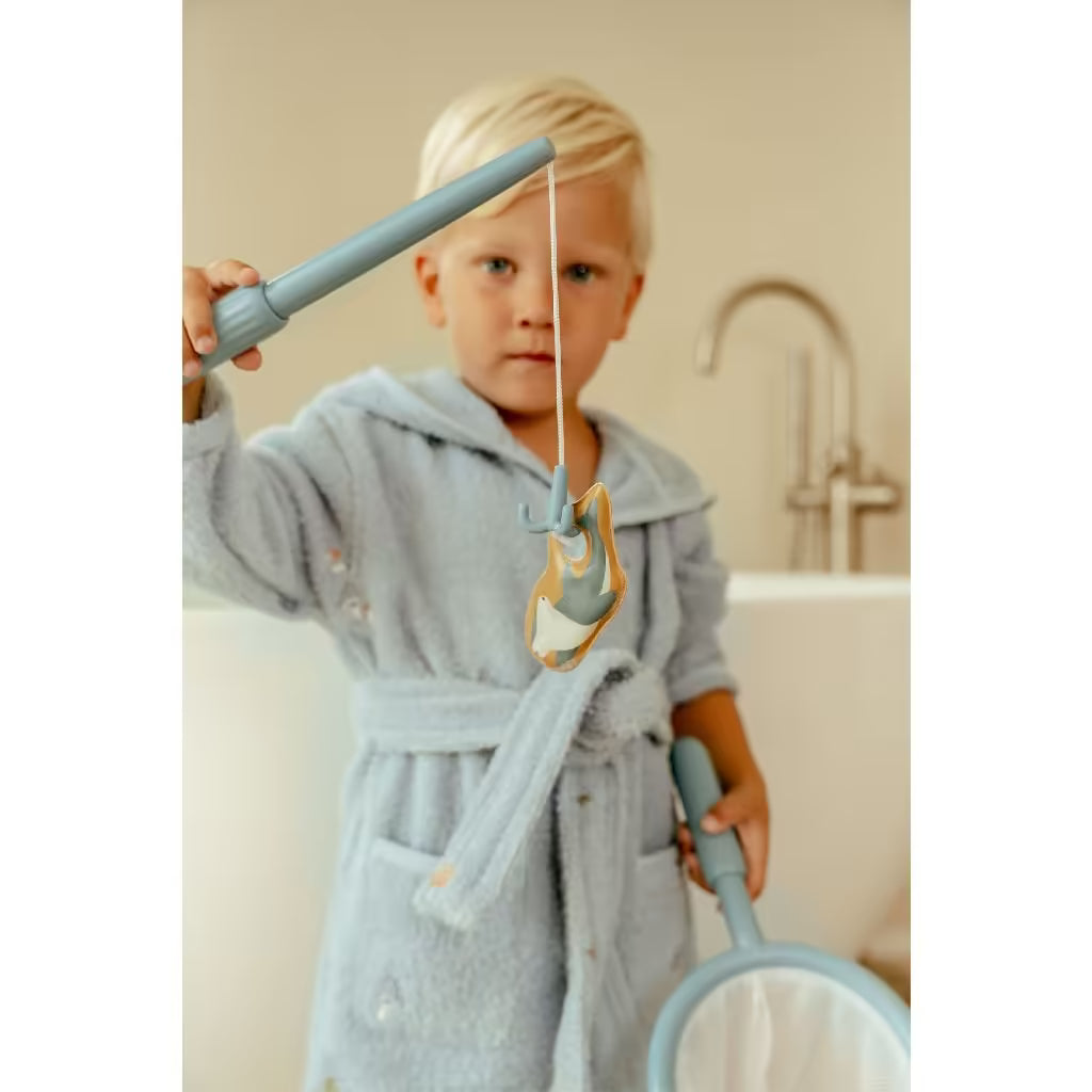 Jong kind vangt een vis met hengel uit Little Dutch badspeelgoed visspel, leerzaam bad speelgoed vanaf 3 jaar.