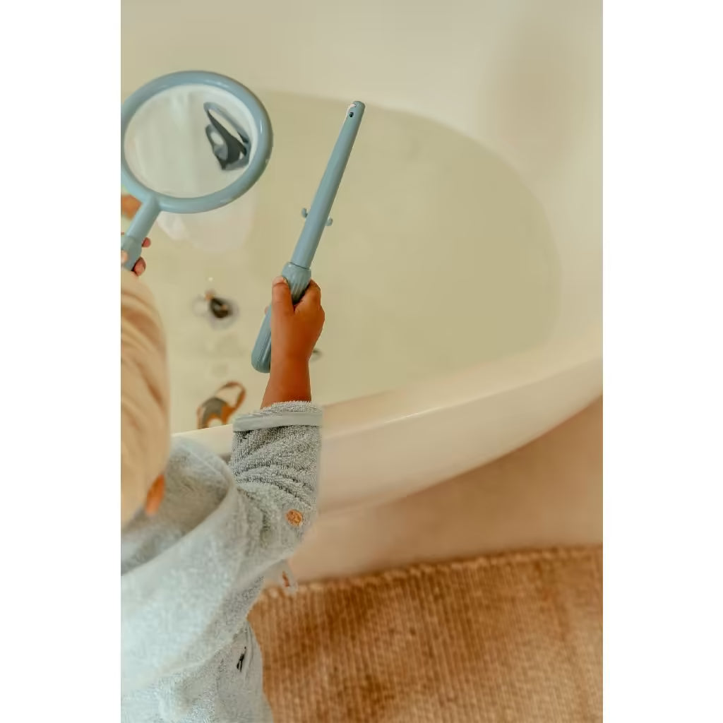 Kind speelt met Little Dutch badspeelgoed visspel en blauw vangnet, interactief bad speelgoed voor peuters.