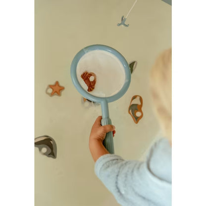 Close-up kind dat een krab vangt met net uit Little Dutch badspeelgoed visspel, leuk speelgoed voor in bad.