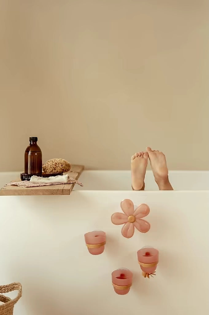 Little Dutch Badwand bekers bloem bevestigd in bad, vrolijk roze peuter speelgoed tijdens badmomenten.