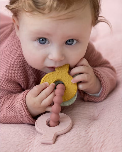 Baby speelt met Little Dutch Bijtring siliconen sleutelbos roze, veilig bijtspeeltje en sensorisch speelgoed.