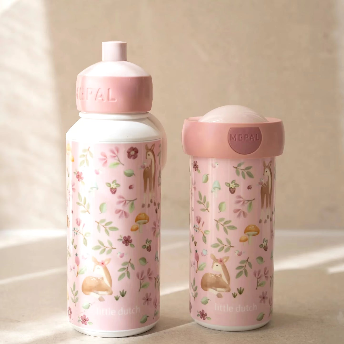 Twee Little Dutch drinkflessen in roze Fairy Garden uitvoering van Mepal, met hertje, bloemen en bosdieren print.