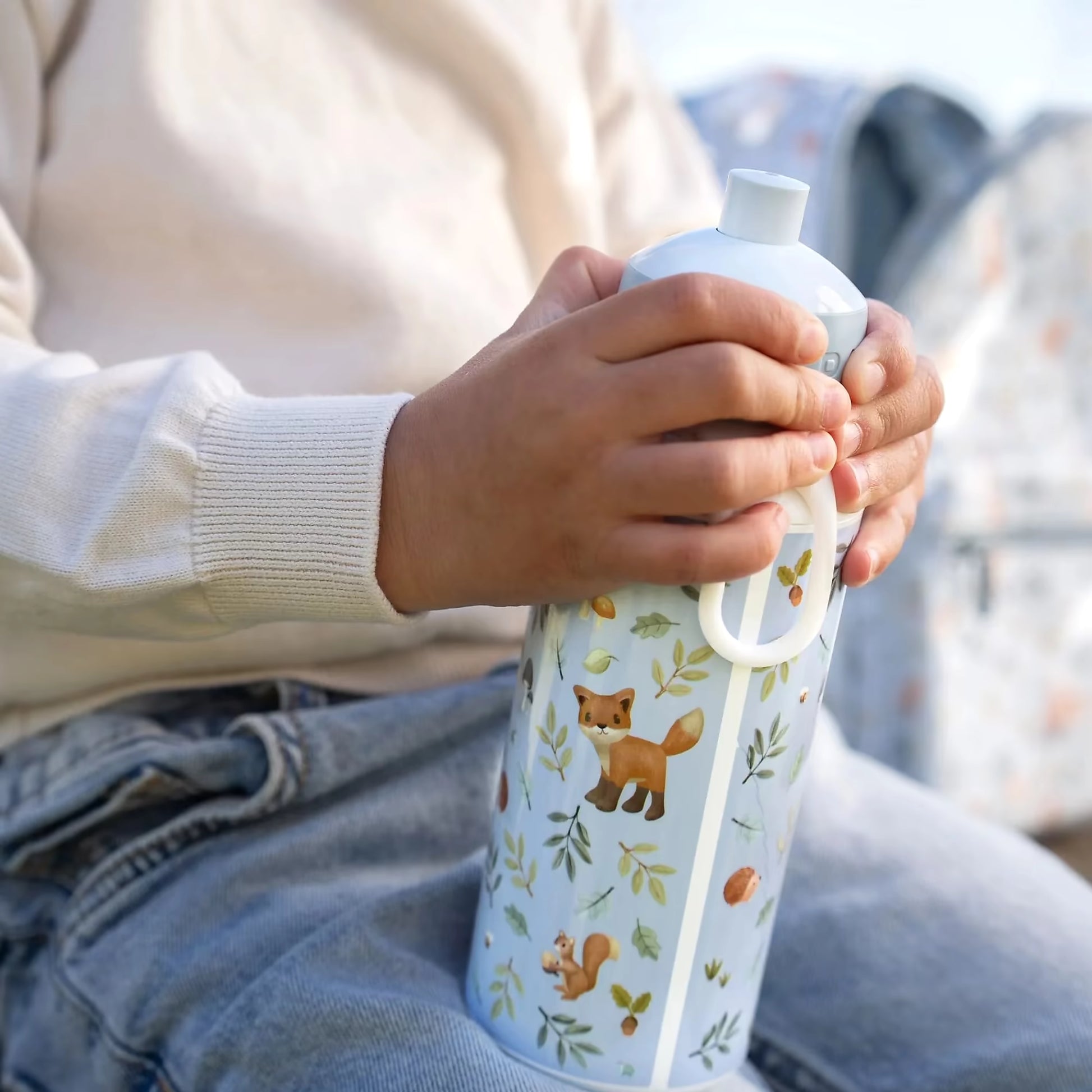 Little Dutch drinkfles Forest Friends 400 ml in kinderhand, lichtblauw ontwerp, stevige Mepal drinkfles kind.