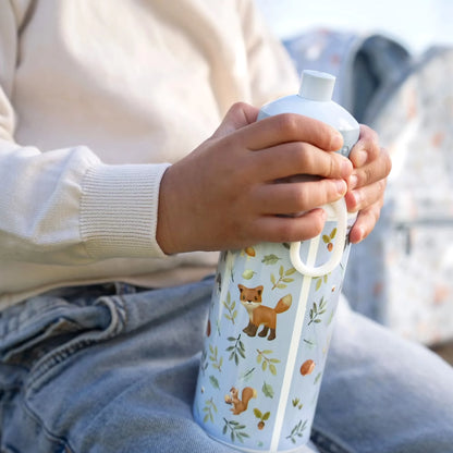 Little Dutch drinkfles Forest Friends 400 ml in kinderhand, lichtblauw ontwerp, stevige Mepal drinkfles kind.