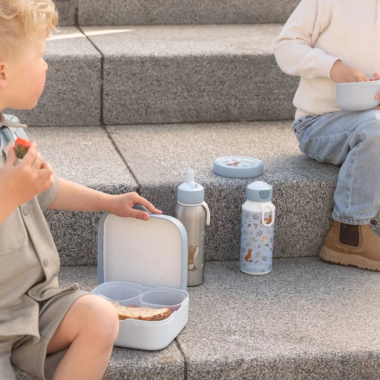 Little Dutch drinkfles Forest Friends 400 ml met broodtrommel tijdens lunchpauze, duurzame Mepal drinkfles kind.