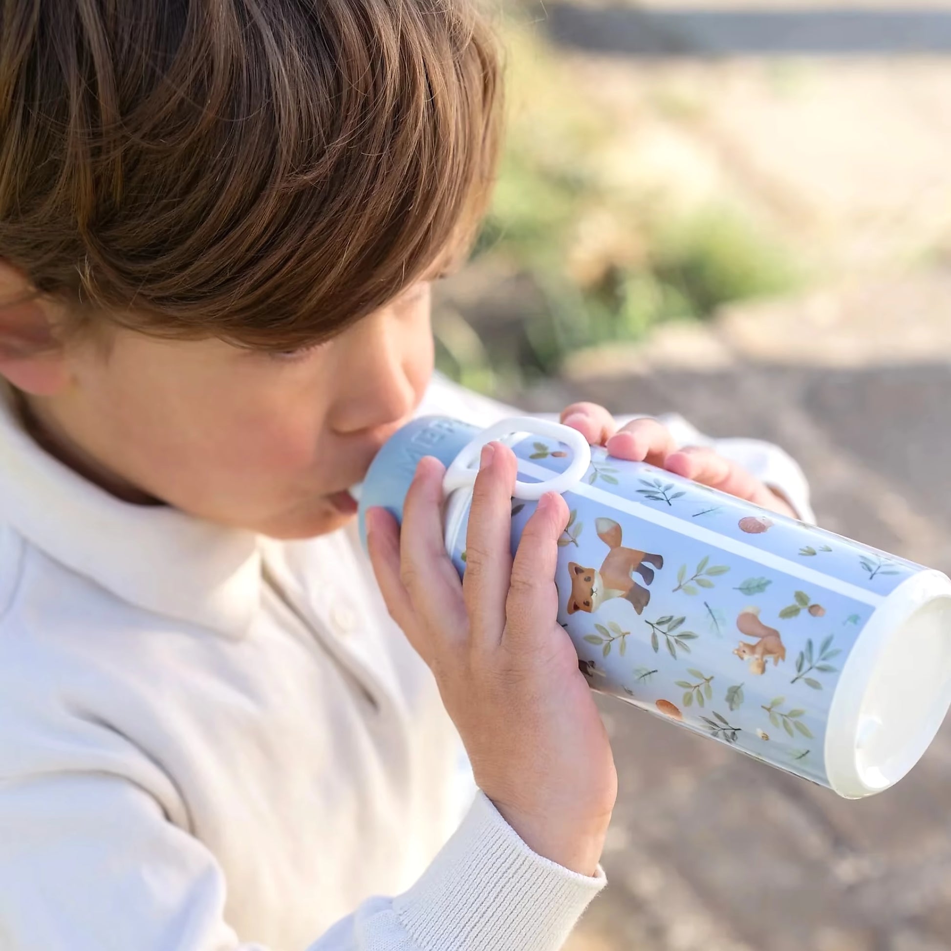 Little Dutch drinkfles Forest Friends 400 ml in gebruik door kind, stevige Mepal drinkfles ideaal voor school.