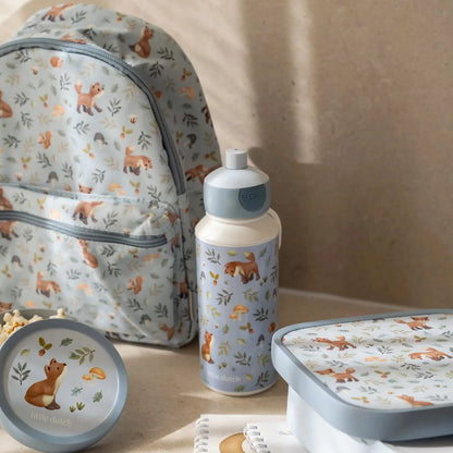 Little Dutch drinkfles met Forest Friends print naast rugzak en broodtrommel, ideaal als Mepal drinkfles kind.