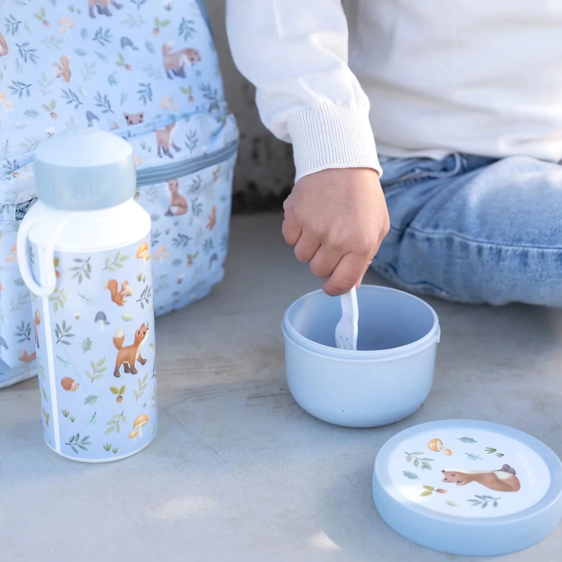 Little Dutch drinkfles Forest Friends naast snackbakje, handige Mepal drinkfles kind voor school of picknick.