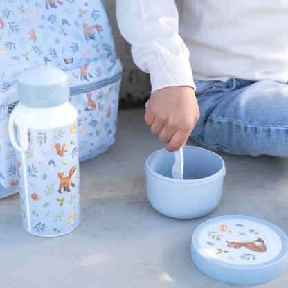 Little Dutch drinkfles Forest Friends naast snackbakje, handige Mepal drinkfles kind voor school of picknick.