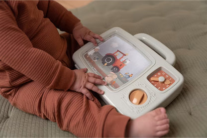 Baby ontdekt Little Dutch Farm Muziek TV, sensorisch speelgoed met tractor, koeien en vrolijke melodieën.