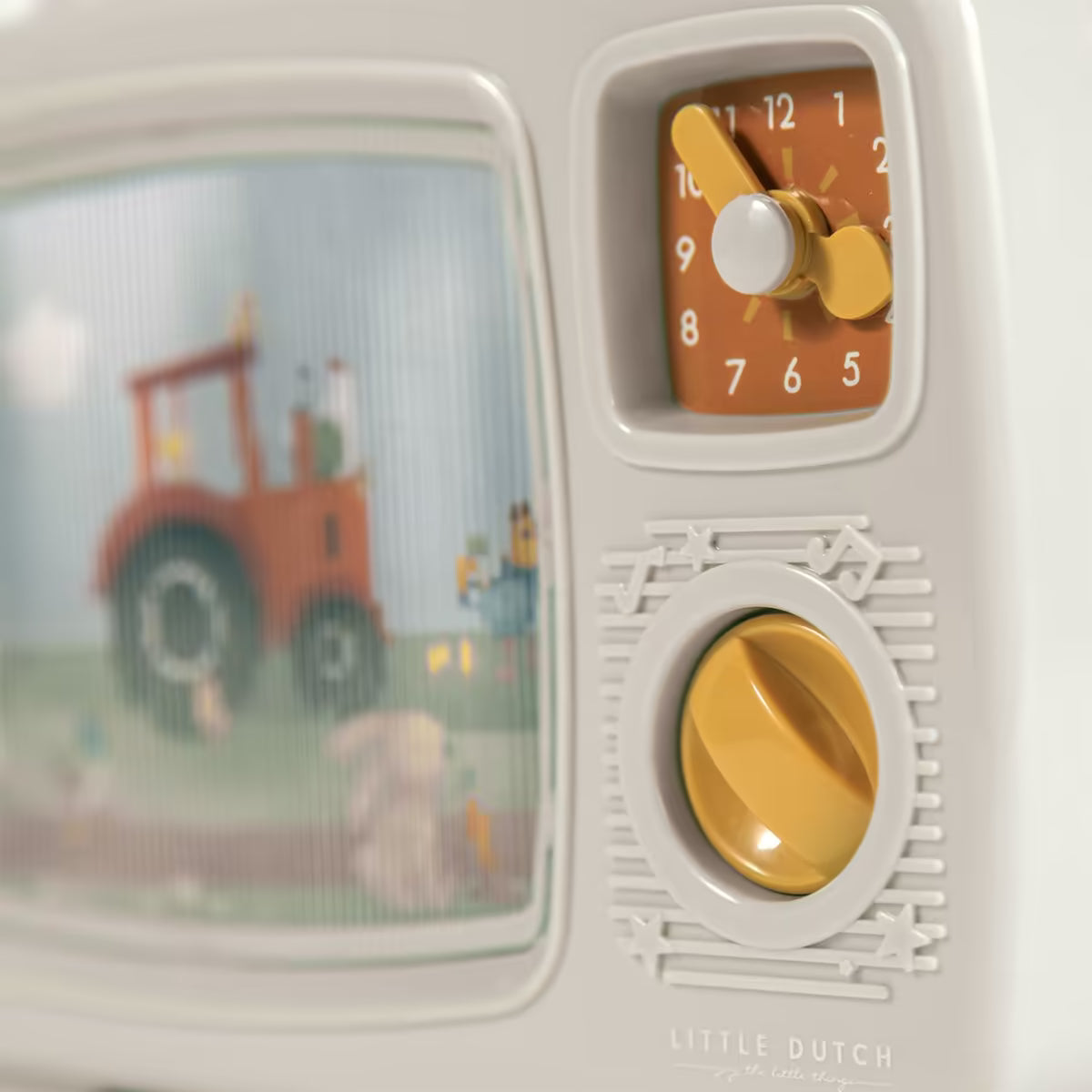 Detailfoto van Little Dutch Farm Muziek TV met draaiknop en muzieknoten, ideaal baby cadeau vanaf 1 jaar.
