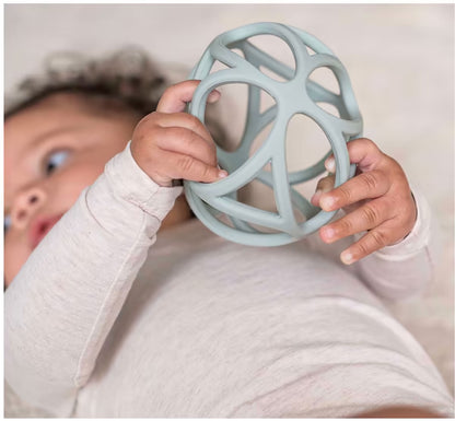 Little Dutch Grijpbal blauw gebruikt als bijtring baby, stimuleert grijpreflex en verzachtend bijtspeeltje in één.