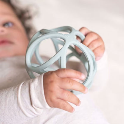 Baby houdt Little Dutch Grijpbal blauw vast, multifunctioneel sensorisch speelgoed en bijtring baby vanaf 4 maanden.