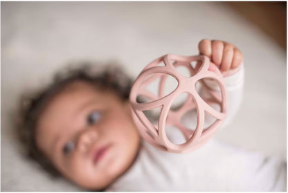 Baby houdt Little Dutch Grijpbal roze vast, zachte bijtringen en sensorisch speelgoed voor spel en ontwikkeling.
