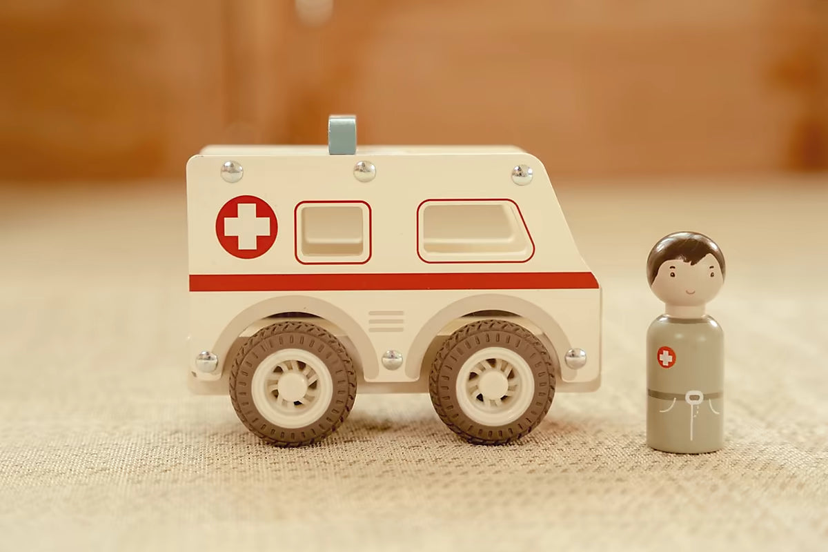 Little Dutch houten ambulance met houten peg doll arts, speelgoed in hout voor peuters en baby’s.