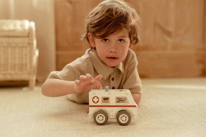 Kind schuift Little Dutch houten ambulance vooruit, duurzaam speelgoed hout voor peuters en kleuters.