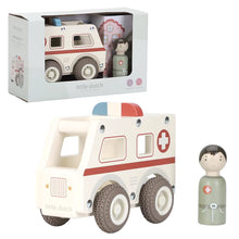 Little Dutch houten ambulance in verpakking met peg doll arts, ideaal houten speelgoed en baby cadeau.