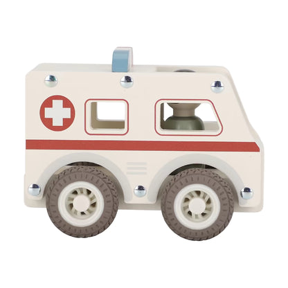 Zijaanzicht Little Dutch houten ambulance met pop in cabine, prachtig houten speelgoed voor kinderen.