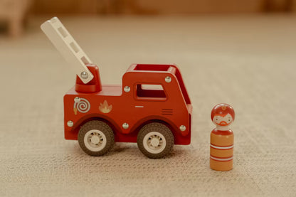 Little Dutch houten brandweerwagen met losse pegdoll, duurzaam speelgoed hout ideaal als baby cadeau.